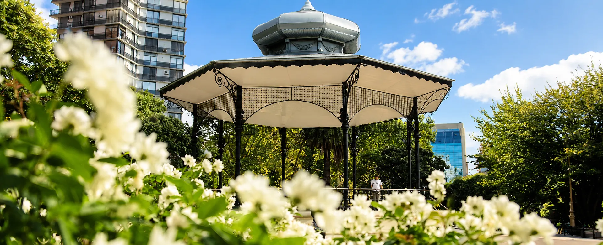 Glorieta de las Barrancas entre las flores del parque
